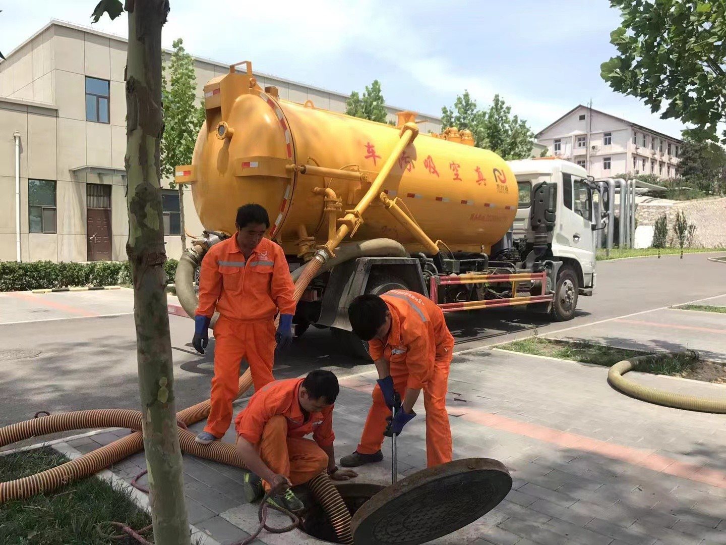 西陵管道疏通车停在窨井附近