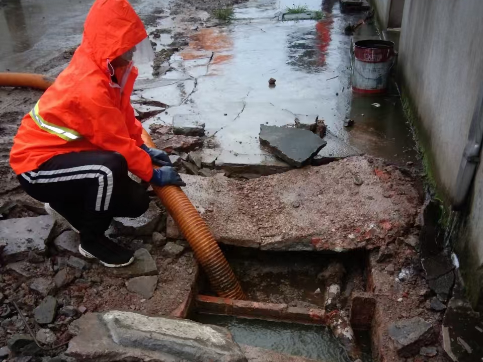 西陵专业清理污水池 炜誉市政以规范流程守护城市 “肠道”