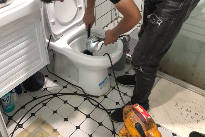 西陵马桶堵塞自己疏通还是找师傅?专业上门服务让你省时更省心