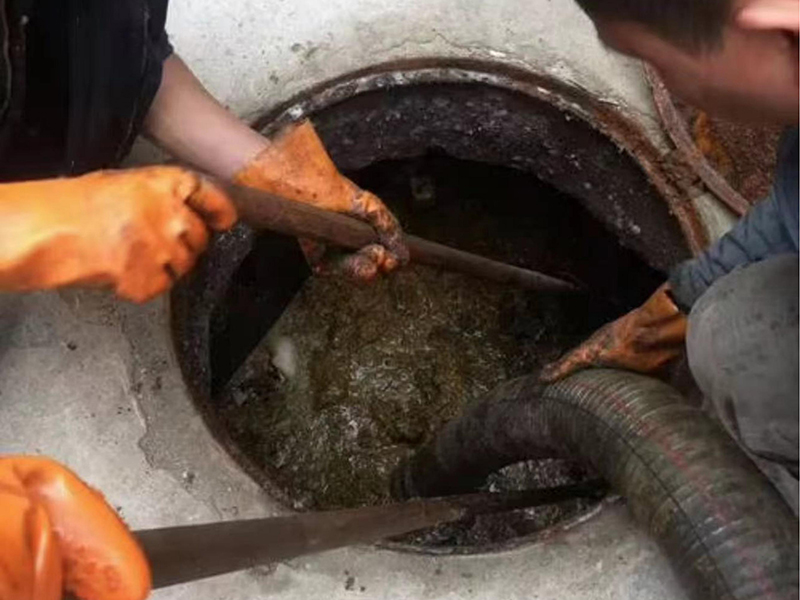 西陵清理化粪池时如何避免沼气的危害?